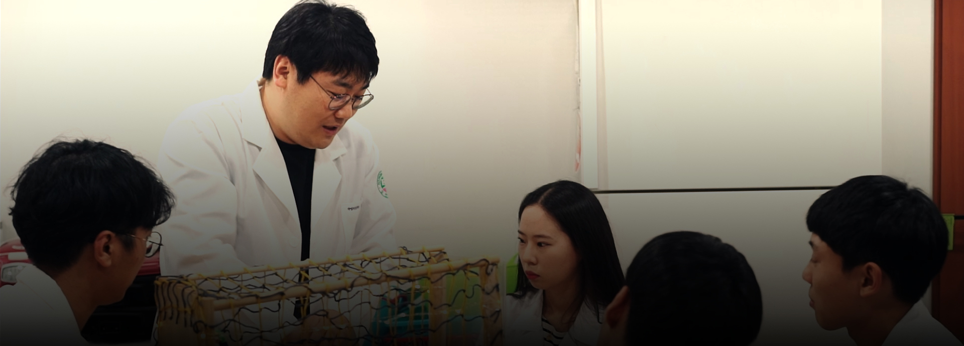 내 꿈을 향한 첫 걸음!<br>호원대학교 보건헬스케어학과!|보건헬스케어학은 신체적, 정신적, 지적 장애가 있는 환자로 하여금 정상기능을 회복할 수 있도록 즐거운 작업과 활동을 통하여 질병을 치료하는 것을 배우고 연구하는 학문입니다.